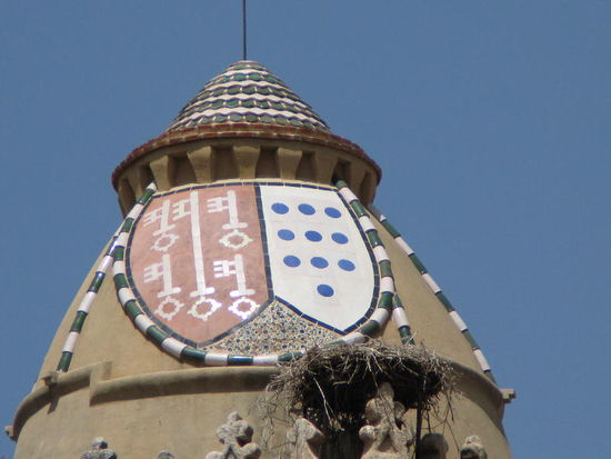 2008 - Trujillo; Wappen an den Häusern (nebst Storchennestern)