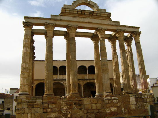 2008 - Mérida; der Diana-Tempel - allerdings wurde hier nicht die Jagdgöttin vereehrt, sondern einem andern, unbekannten Kult gehuldigt. Im 16. JH. verwendete man Teile des Tempels für den angrenzenden Palastbau.