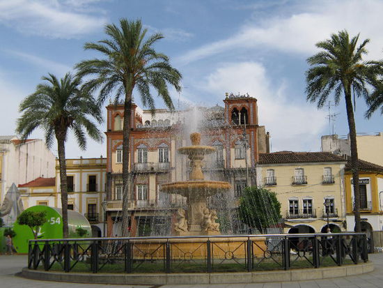 2008 - Mérida; Plaza de Espana; aufgefallen sind mir in der nahe gelegenen Fussgängerzone die "Wasservernebler"! Die Luft wird mit Feuchtigkeit angereichert, damit das Gehen angenehmer wird in der Hitze!