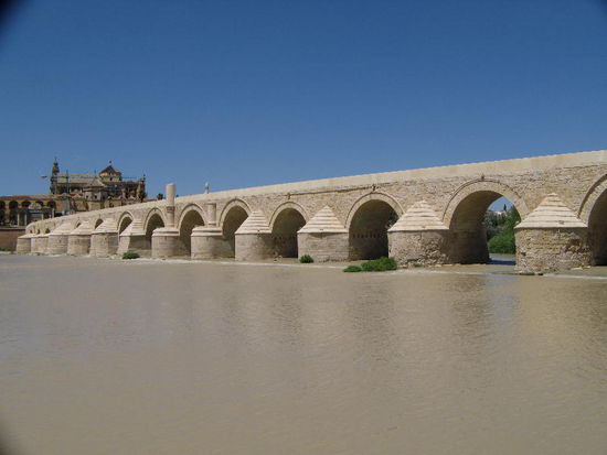 2008 - Cordoba; Puente Romano; mit 16 Bögen überspannt die Brücke den Guadalquivir
