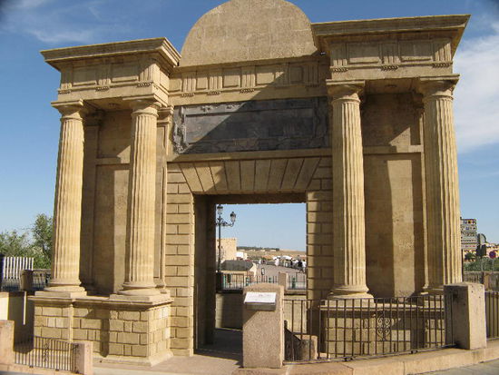 2008 - Cordoba; der dorische Triumpfbogen!
"Durchblick" auf die römische Brücke