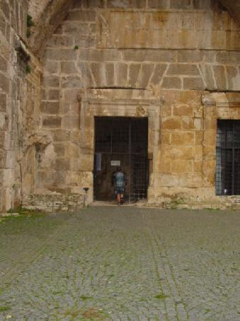2005 Türkei - Aspendos; ein römischer Krieger aus vergangenen Zeiten sucht Einlass