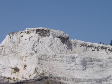 2005 Türkei - Kalkterrassen in Pamukkale; wie ein vereister Wasserfall sieht der Hang bei der Anfahrt aus!