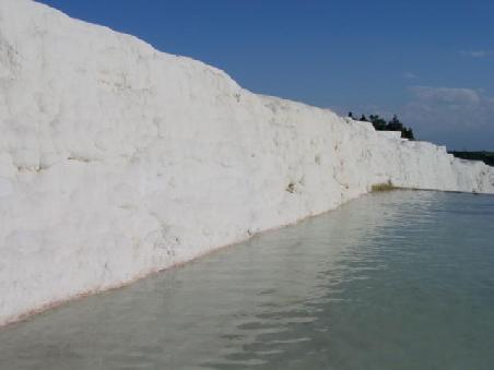 2005 Türkei - Kalkwand in Pamukkale; diese Becken wurden künstlich angelegt. In den 60er Jahren wurde mitten durch das Gebiet eine Strasse gebaut! (=damaliges Verständnis im Berich Umweltschutz und Erschliessung von Naturschönheiten *ggg*) Oberhalb der Becken erstellte man 3 Hotels!
Heute untersteht das Gebiet dem UNESCO - Weltkulturerbe, die Hotels wurden abgerissen, die Strasse wieder entfernt.