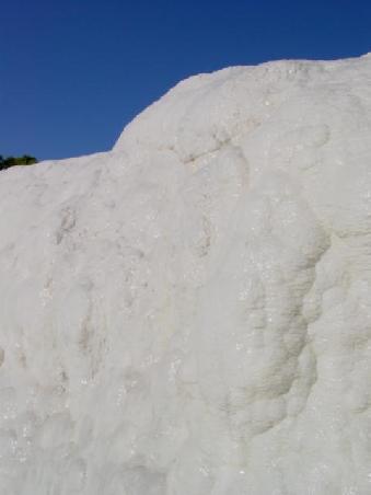 2005 Türkei - Kalkwand in Pamukkale; beim genauen Hinschauen sieht man, dass ständig Wasser herunterfliesst und neue Ablagerungen entstehen.