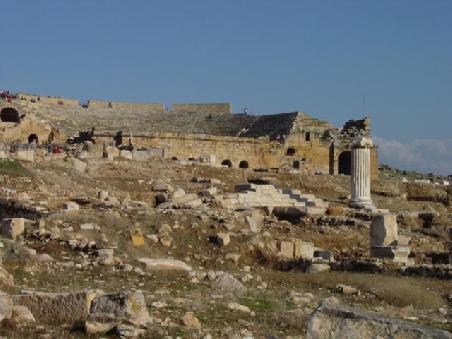 2005 Türkei - die antike Stadt Hierapolis, im Hintergrund das Theater