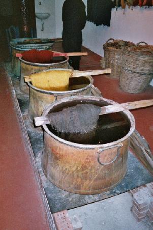 2005 Türkei - die Seidenfarben aus Pflanzen (Christrosen, Sandelholz etc.)