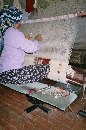 2005 Türkei - Teppichknüpferin für Wollteppiche; je nach Grösse und Dichte 2 bis 6 Monate Knüpfzeit.