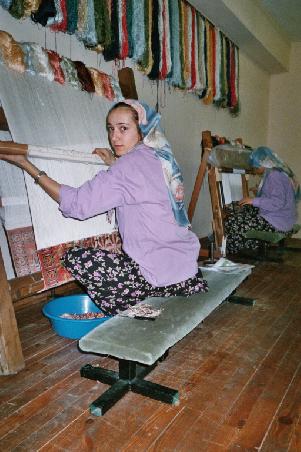 2005 Türkei - Teppichknüpferin am Seidenteppich - bis zu 3 Jahre wird an einem Teppich gearbeitet.
Die Knüperinnen werden intern aus- und weitergebildet.