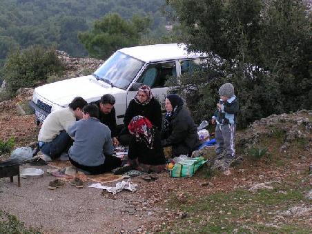 2005 Türkei - Hoch über Antalya; türkische Familie beim Pic-Nic