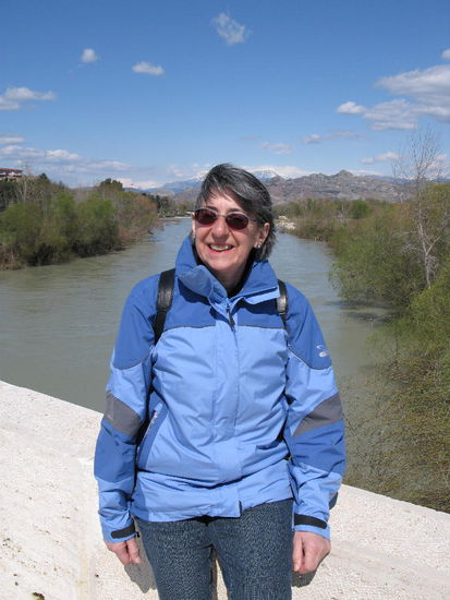 2009 - Aspendos; Kathrin - trotzt dem kühlen Wind auf der Brücke