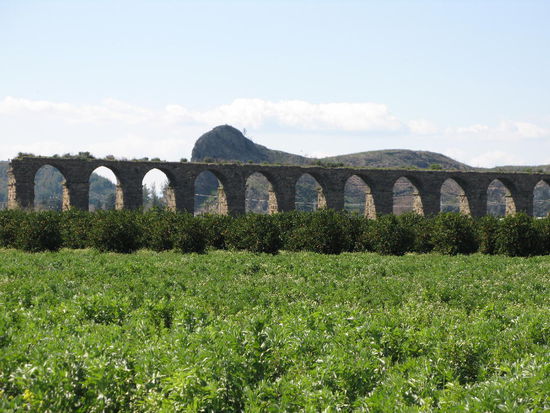 2009 - Belkis; Römische, gut erhaltene Wasserleitung, heute noch 924 m lang.
Zu seiner Zeit wurde das Wasser aus den Bergen über 20 km in die Stadt geleitet.
