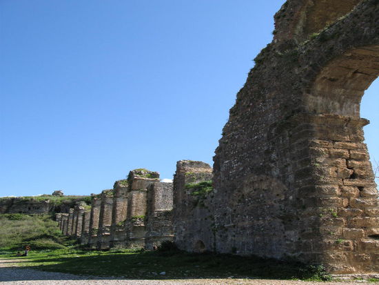 2009 - Belkis; römische Wasserleitung. Geschickt wurde das Gefälle ausgenutzt, um das Wasser über die Hügel zu führen.