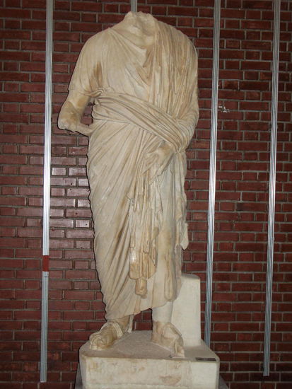 2009 - Aphrodisias Museum; sehr schön verarbeiteter Faltenwurf