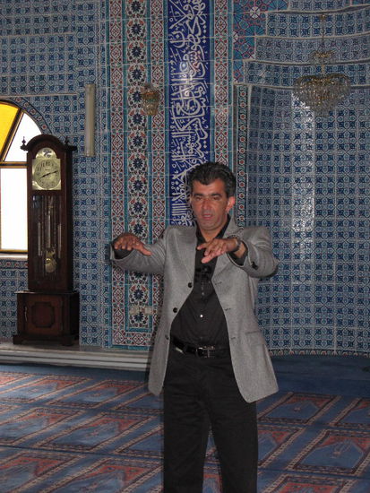 2009 - Hüssein, der Reiseleiter ermöglichte ausserhalb des Programms eine kurze Besichtigung einer Moschee in der Nähe von Pamukkale