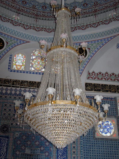 2009 - Moschee; Kronleuchter, die Immams werden in der Türkei vom Staat bezahlt, Moscheen werden durch Spenden der Gläubigen finanziert.