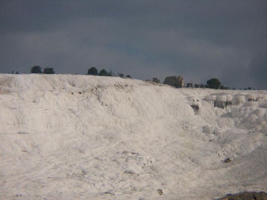 2009 - Pamukkale; die Kalksintherterrassen; aus den heissen Quellen wird Calciumcarbonat (Kreide) freigesetzt, welches sich auf den Felsen niederschlägt.