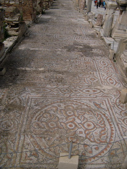 2009 - Ephesus; mit Mosaiken belegte Gehsteige vor den Bürgerhäusern