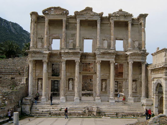 2009 - Ephesus; die beeindruckendste Fassade der Celsus-Bibliothek, die 110n.Ch. von einem römischen Konsul als Gedenk- und Grabstätte für seinen Vater errichtet wurde.
Zwischen den Säulen stehen Statuen der vier Tugenden:
Sophia (Weisheit) Arete (Tapferkeit) Ennoia (Rücksicht) Episteme (Kenntnis)
