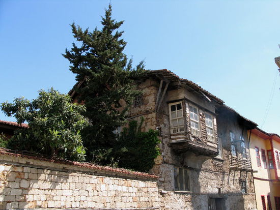 2009 - Antalya; der Gegensatz dazu, alte Häuser, man beachte die Bauweise!