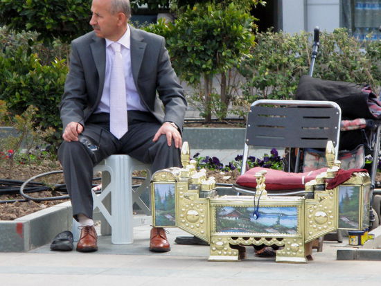 2009 - Antalya; warten auf den Schuhputzer