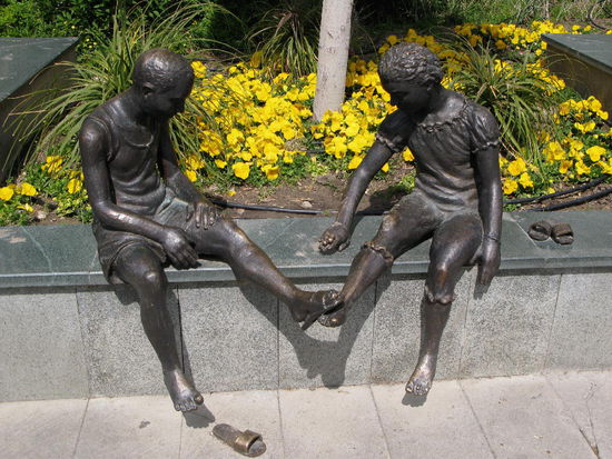 2009 - Antalya; Bronzefiguren im hübsch gestalteten, neuen Gehsteig