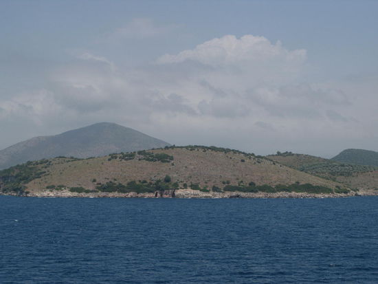 Land in Sicht! Die ersten Inselchen zwischen Albanien und Griechenland!