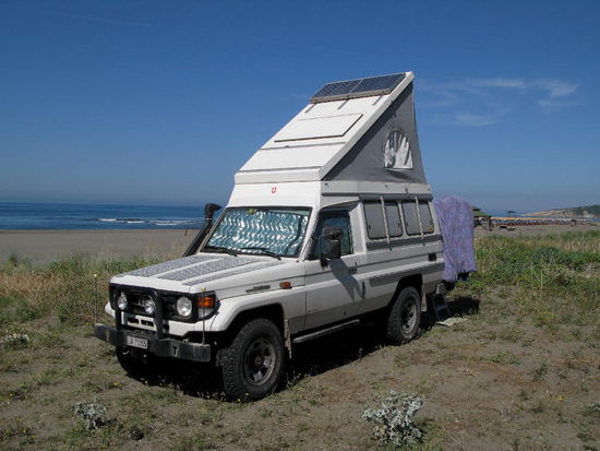 2009 - Ulcinj; am 12 km langen Strand finden wir ein Autokamp, ruhig gelegen, aber etwas wild...