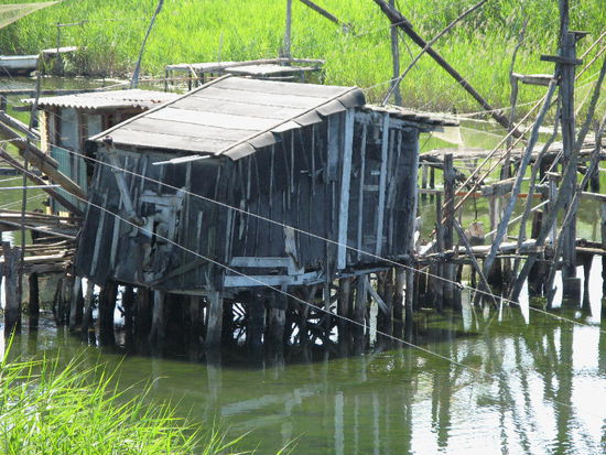 2009 - Ulcinj; bei der Weiterfahrt entdeckt - Fischeranlage auf einem Flüsschen...