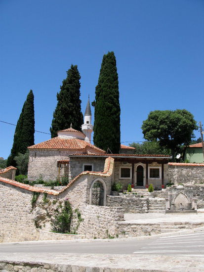2009 - Stari Bar; die Moschee und gegenüber das Eingangstor zur Befestigung