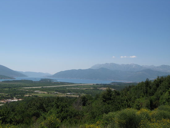 2009 - Bucht von Kotor; über dem Flughafen