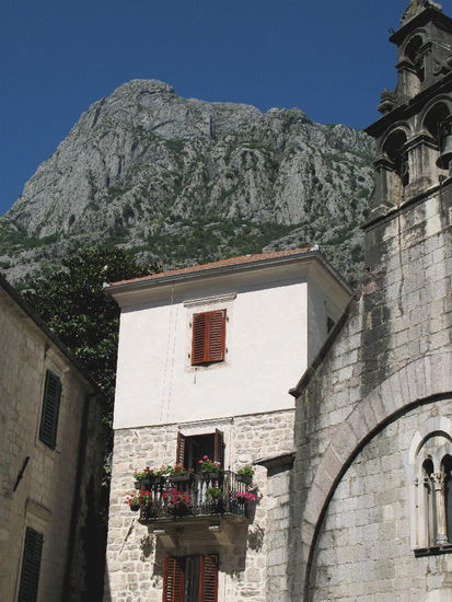 2009 - Kotor; wie nah die Felsen sind...