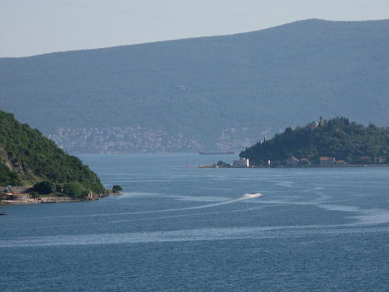 Wir lassen uns immer wieder überraschen von der Schönheit der natürlichen Meeresengen mit ihren nicht ganz leicht zu befahrenden Wasserstrassen...
