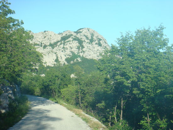 Die Strasse wird zusehends enger, die Schlaglöcher grösser...