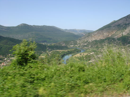 2009 - BiH; hinunter zum Grenzfluss Trebisnijca (aus dem fahrenden Auto aufgenommen)