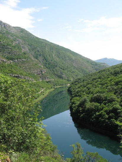 und wieder dem Fluss entlang