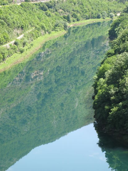 Schön, wie sich die Berge im Fluss spiegeln...