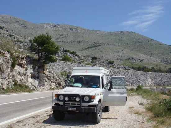2009 - BiH; wir parken kurz, denn in der Ferne liegt das Meer...