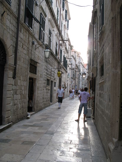 2009 - Dubrovnik; Seitengasse mit Plattenböden