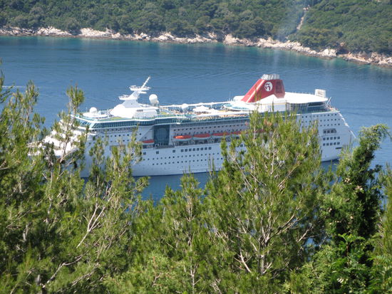 2009 - Dubrovnik; ein schwimmendes Hotel vor Anker...