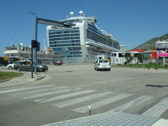 2009 - Dubrovnik; auf der andern Seite der Stadt liegt ein topmodernes Kreuzfahrtschiff im Hafen