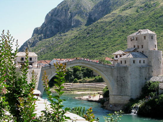 2009 - Mostar; die friedliche Belagerung der Brücke durch Touristen