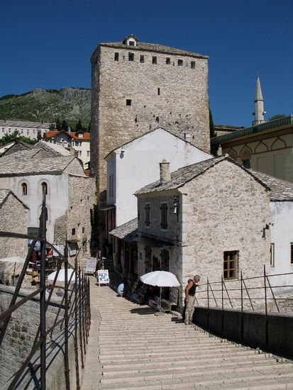 2009 - Mostar; die steile Brücke hoch über der Neretva; Mutige springen zum Gaudi der Touristen vom höchsten Punkt der Brücke in den Fluss