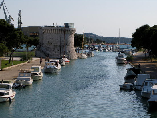 2009 - Trogir; Sv. Marko-Turm am Bootshafen