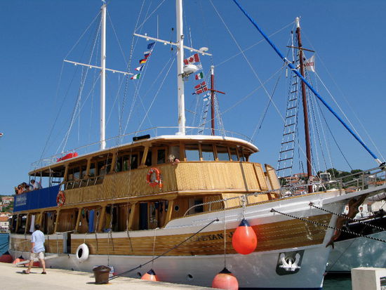 2009 - Trogir; am späten Nachmittag legen die Touristenboote am Pier an