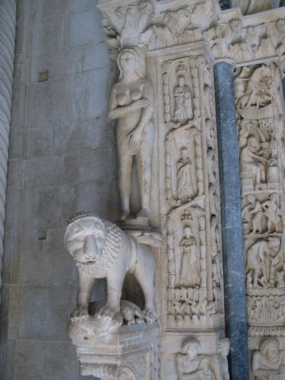 2009 - Trogir; Adam und Eva beim Eingangsportal