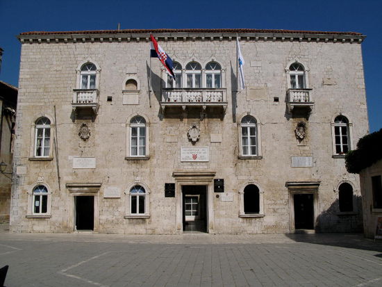 2009 - Trogir; am Hauptplatz der Stadt, das Gerichtsgebäude