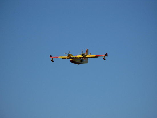 das Löschflugzeug im Anflug... der Pilot wird durch die Feuerwehr eingewiesen