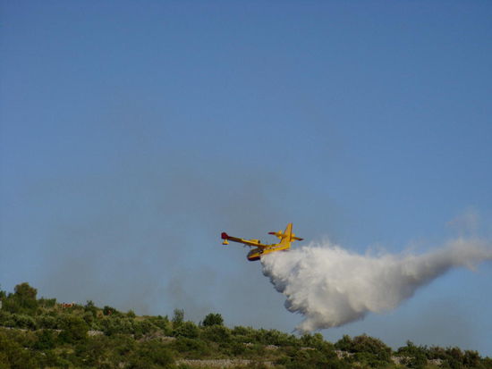 entlädt das löschende Nass...