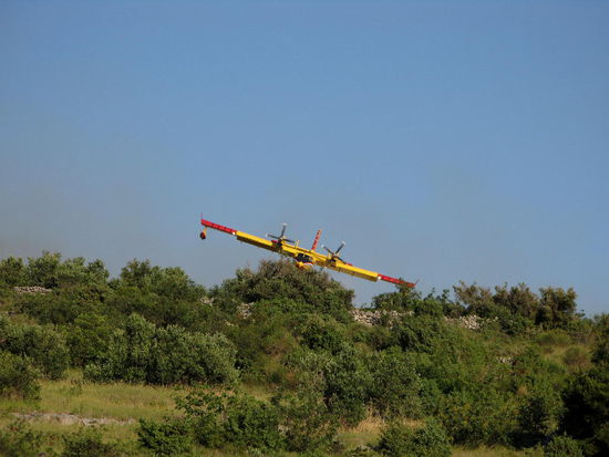 fliegt eine Schlaufe und drückt über den Hügel...